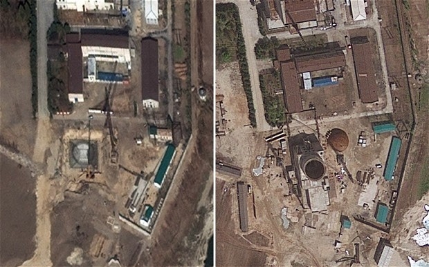 Ảnh chụp từ vệ tinh cơ sở hạt nhân ở Yongbyon vào tháng 11-2010 (trái) và tháng 4-2012