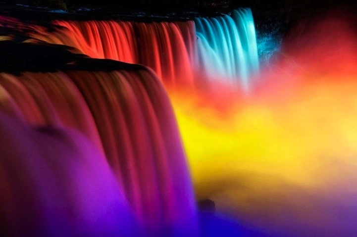 Dòng nước đổ từ trên cao xuống tạo nên vẻ đẹp cho thác nước Niagara