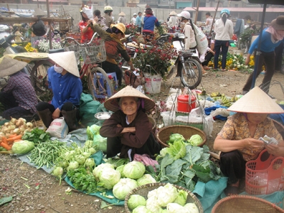 Rau xanh cũng tăng giá mạnh (ảnh chụp chợ gần KCN Bắc Thăng Long- Hà Nội) 