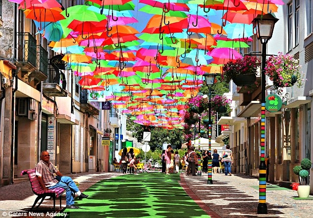 Hàng ngàn chiếc ô màu sắc sặc sỡ tô điểm cho thành phố Agueda, Bồ Đào Nha 
