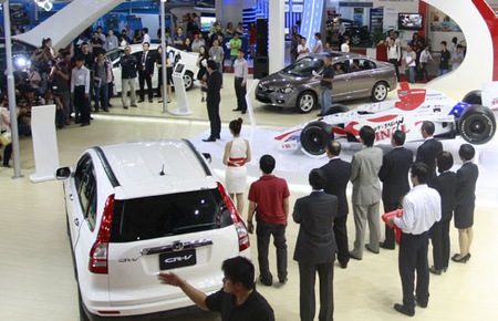 Đua kích cầu ôtô tại Vietnam Motor Show 2012