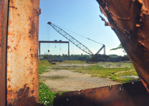 Xưởng cơ khí của nhà máy đóng tàu Dung Quất, tường chắn đã bị mục nát