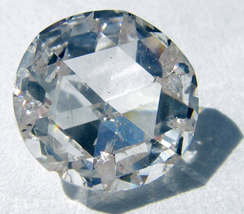 Một viên kim cương không màu làm từ tro cốt người chết. Ảnh: